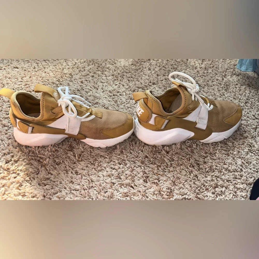 Nike Air Beige Athletic Shoes size 8.5 - Picture 3 of 9